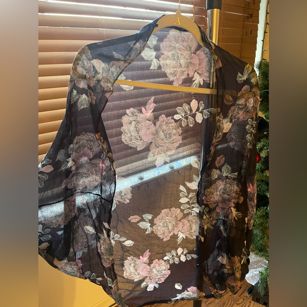 Shawl with flowers.